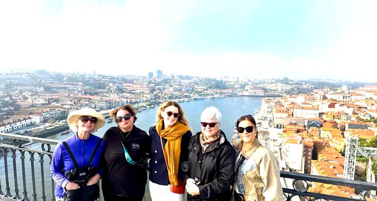 Un groupe de personnes sur un pont avec une vue sur Porto.