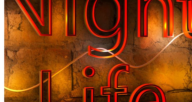Gros plan d'un panneau « Night Life » illuminé.