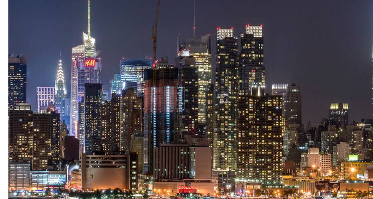 Ligne d'horizon de la ville la nuit avec des bâtiments illuminés.