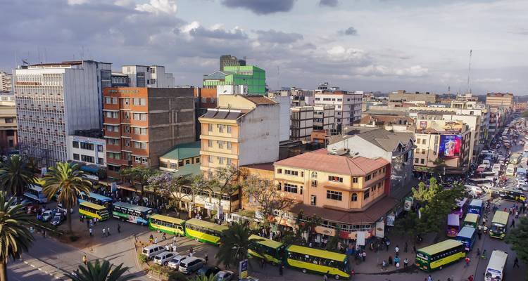 Vista aérea de calles transitadas en el Nairobi urbano.