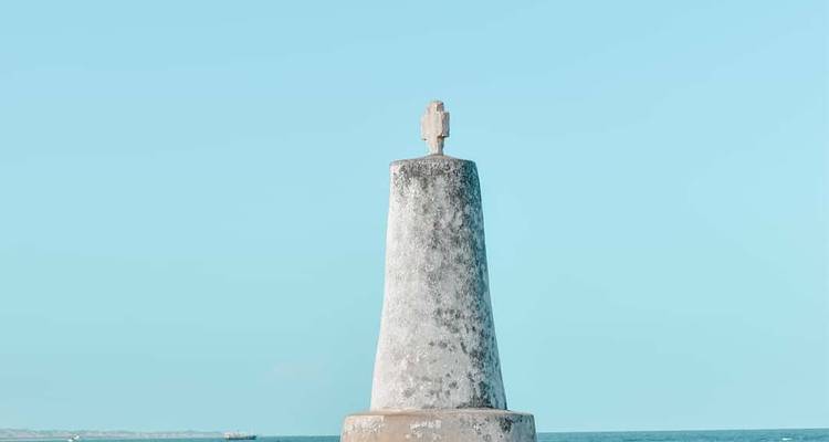 Gros plan d'un monument côtier solitaire contre un ciel dégagé.