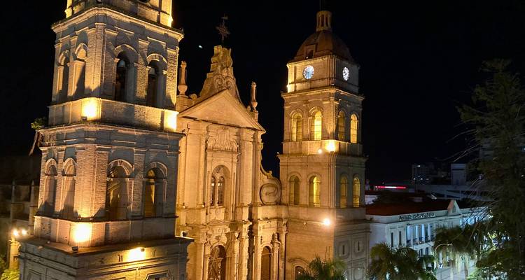 Catedral iluminada por la noche con una vista clara de su arquitectura.
