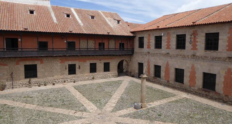 Patio interior de un edificio antiguo con un pilar central.