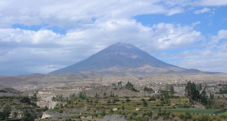 Vista panorámica de una gran montaña cerca de un pueblo en un valle.