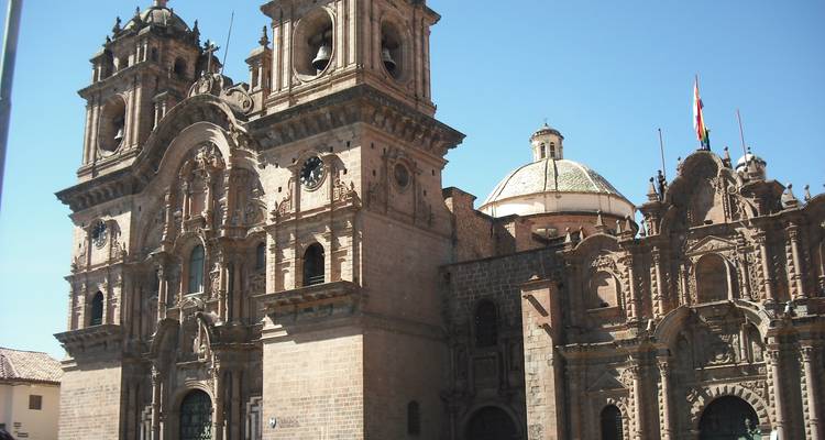 Catedral ornamentada con tallados intrincados bajo cielos despejados.