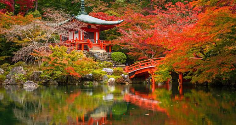 Temple Daigo-ji avec reflet dans un étang serein entouré de feuillage d'automne.