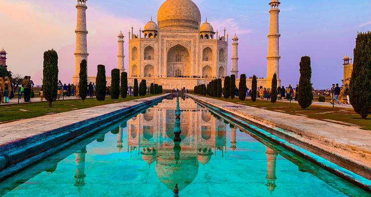 Taj Mahal avec reflet dans l'eau.
