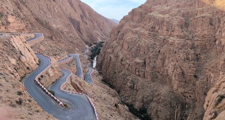 Een kronkelende weg door een dramatisch kanjionlandschap.
