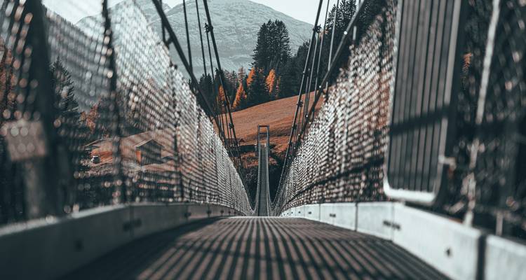 Hängebrücke mit malerischer Kulisse in Österreich.