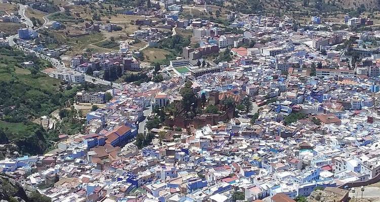 Luchtfoto van een dichtbebouwde heuveltopstad.