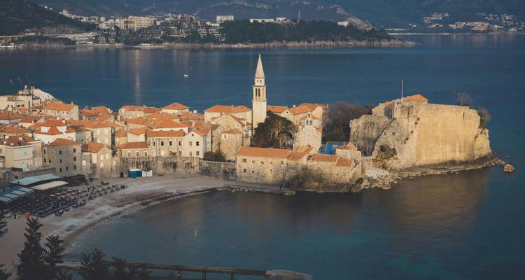 Une ville côtière historique avec des remparts fortifiés au bord de la mer.