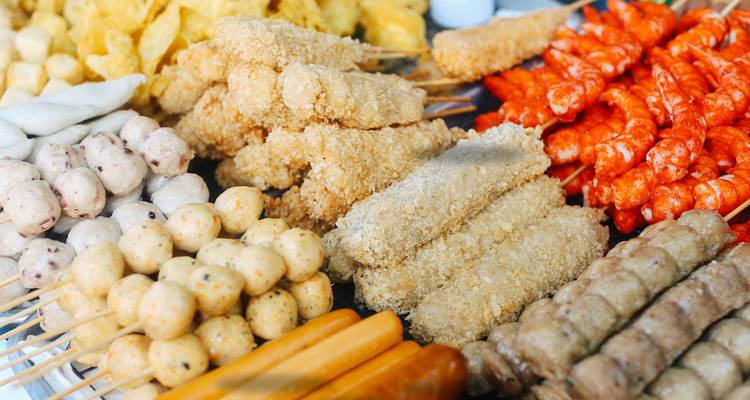 Une sélection de viandes en brochettes, saucisses et croquettes.