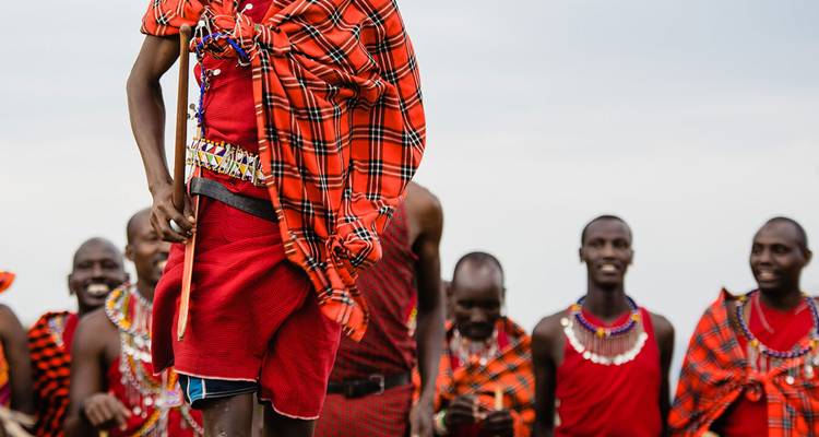 Groupe de personnes en tenue traditionnelle exécutant une danse culturelle.