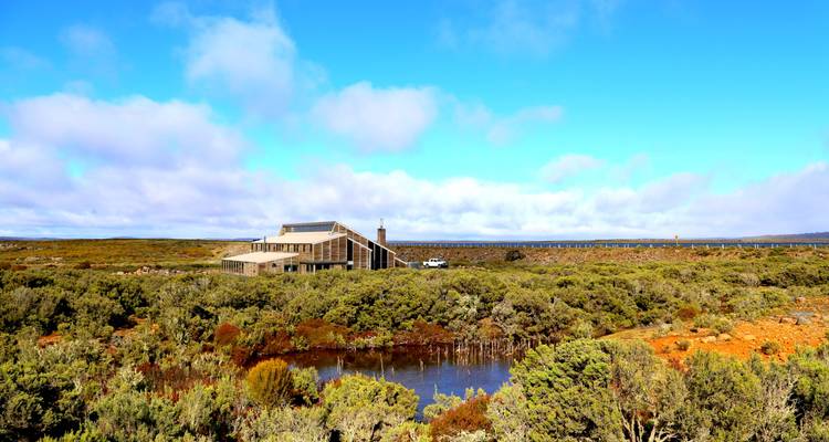 Einzigartiges architektonisches Gebäude auf einem weiten Plateau.