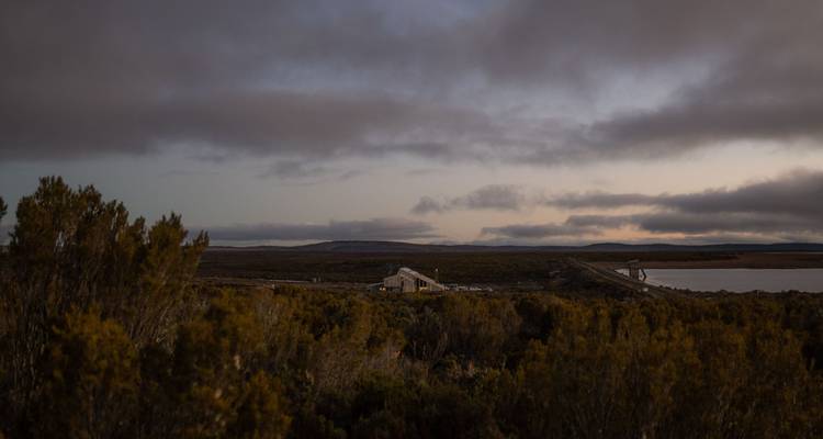 Dämmerungslandschaft mit einem Gebäude in der Ferne.