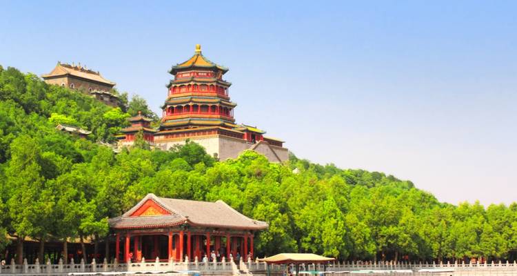 Traditionelle chinesische Architektur umgeben von grünen Bäumen.