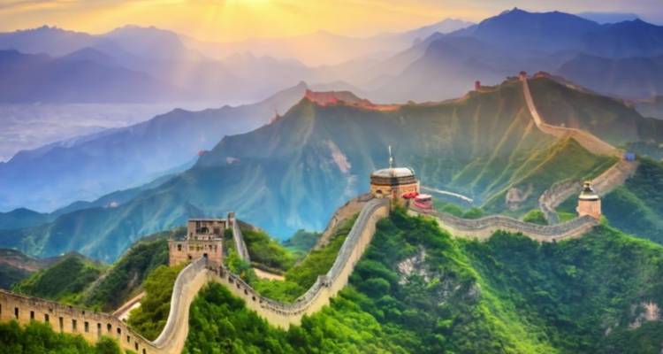 Chinesische Mauer, die sich durch eine Berglandschaft erstreckt.