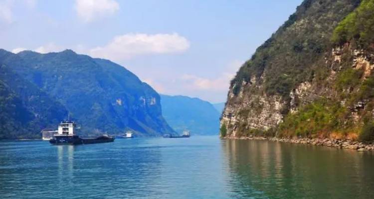 Fluss mit Booten, die zwischen hoch aufragenden Klippen segeln.