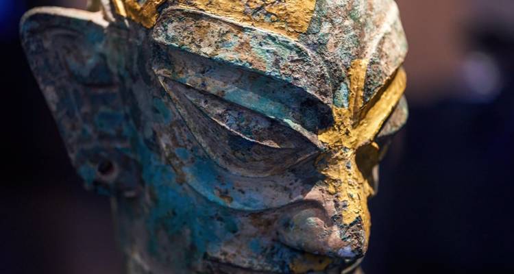 Close-up van een oud Chinees artefact met ingewikkelde gravures.