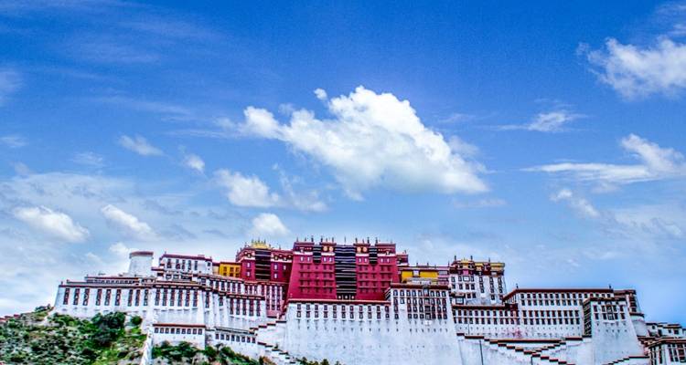 Potala Paleis tegen een blauwe lucht met wolken.