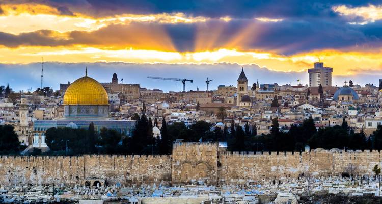 Paysage urbain de Jérusalem avec un dôme doré sous un coucher de soleil dramatique