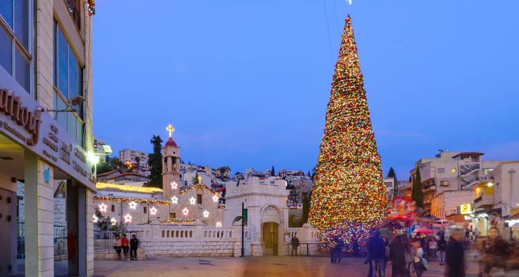 Sapin de Noël décoré sur une place de ville