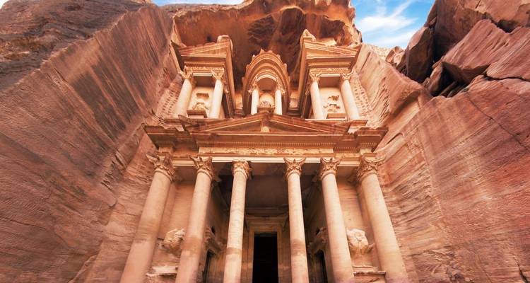 Ancien bâtiment taillé dans la roche dans un canyon étroit