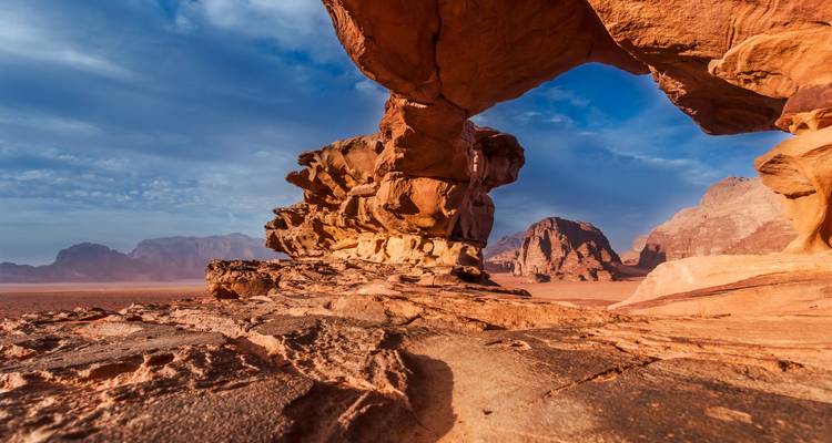 Formations rocheuses dans le désert avec un ciel bleu