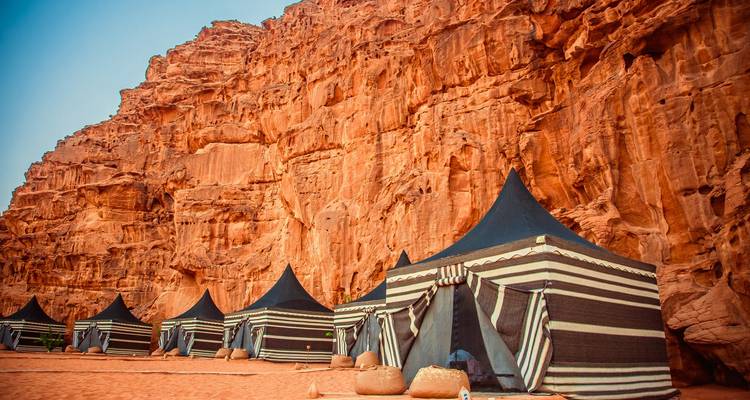 Tentes traditionnelles du désert avec falaises rocheuses