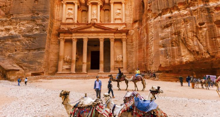 Chameaux et personnes devant la façade emblématique de Pétra
