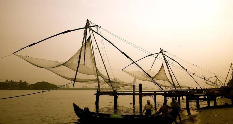 Filets de pêche chinois le long d'une jetée par temps couvert.