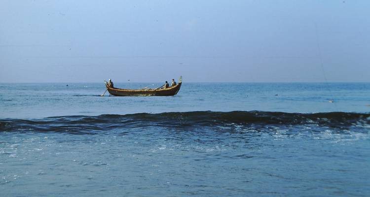 Bateau traditionnel en bois sur une mer calme.