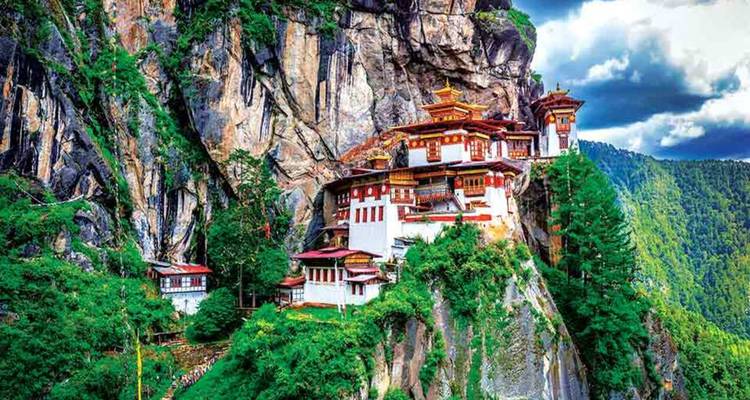 Tijgernest Klooster gelegen op een klif te midden van weelderig groen.