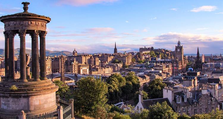 Vue panoramique sur Édimbourg depuis Calton Hill avec la lumière matinale sur l'horizon historique et les monuments.