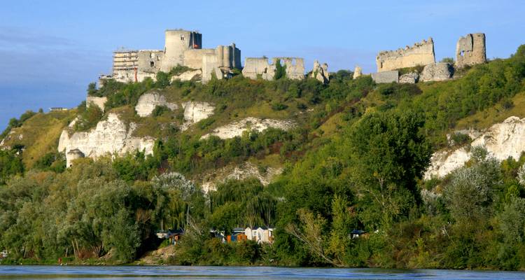 Ruines d'un château au sommet d'une colline rocheuse.