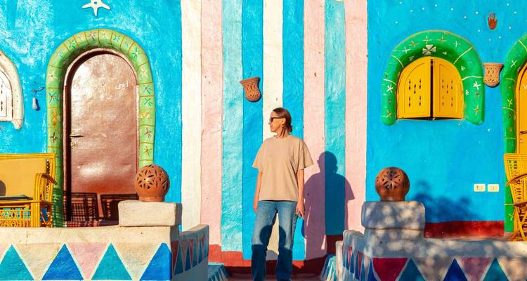 Persoon die staat voor kleurrijke traditionele architectuur.