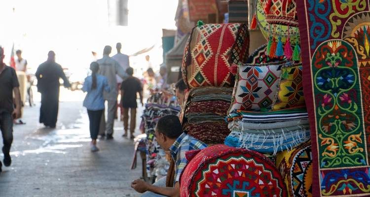 Levendige marktstraat in Egypte met textiel en decoratie.