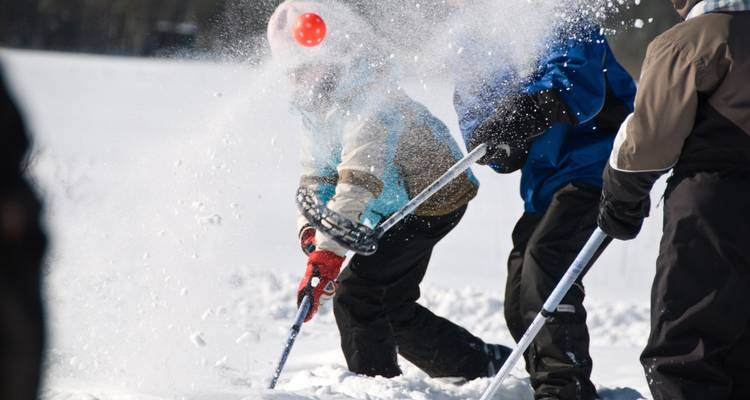 Enfants jouant dans la neige avec des luges.