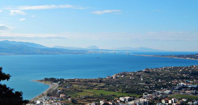 Panorama du golfe avec pont à haubans vu depuis le point de vue élevé du château surplombant la ville.
