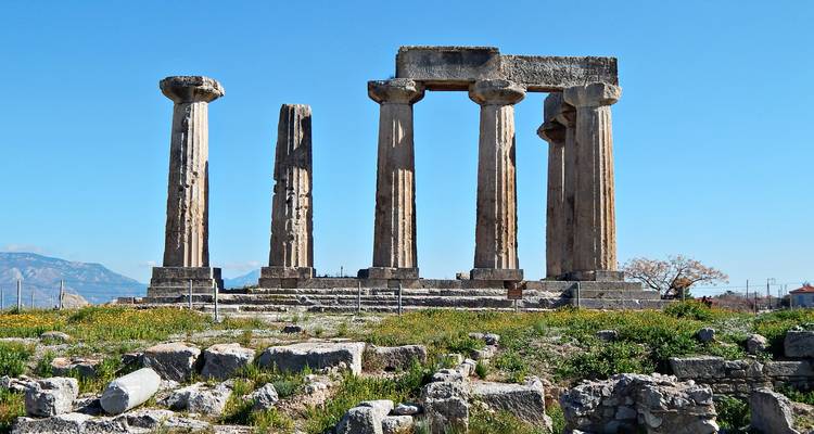 Des colonnes dressées de l'ancien temple d'Apollon se dressent contre un ciel bleu clair.