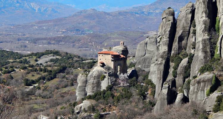 Un monastère est perché au sommet d'un pilier rocheux spectaculaire au milieu du paysage accidenté des Météores.