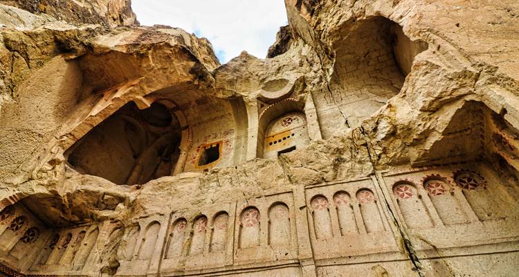 Ruinas de un edificio histórico tallado en las rocas.