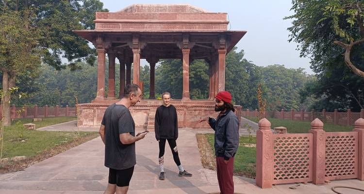 Turistas conversando en un mirador de piedra en un entorno de parque.