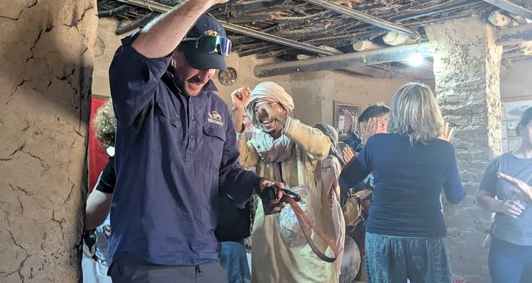 Des gens qui dansent et profitent d'un rassemblement culturel animé.