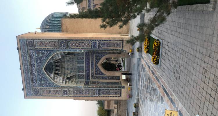 Entrada ornamentada de un edificio histórico con azulejería intrincada.