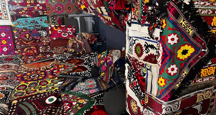 Textiles coloridos exhibidos en un ambiente de mercado.