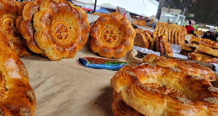 Pan tradicional recién horneado exhibido en un mercado.