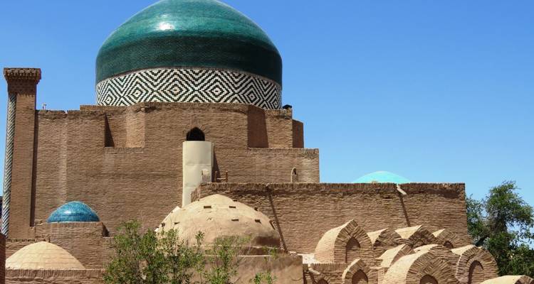 Edificio histórico con cúpula azul y arquitectura de ladrillo.
