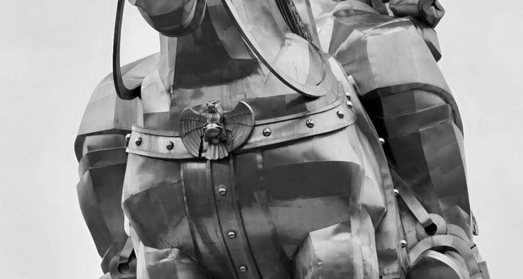 Primer plano de una estatua ecuestre de metal.