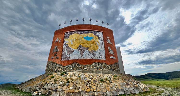 Una pared de mosaico con motivos geográficos en una colina.